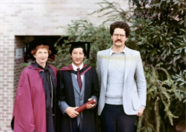 攝于作者的碩士畢業(yè)典禮后（1982年5月）。左為瑪塔博士，右為當時在拉籌伯大學(xué)語言學(xué)系授課的一位美國老師，他也是作者碩士論文的評閱人之一.jpg