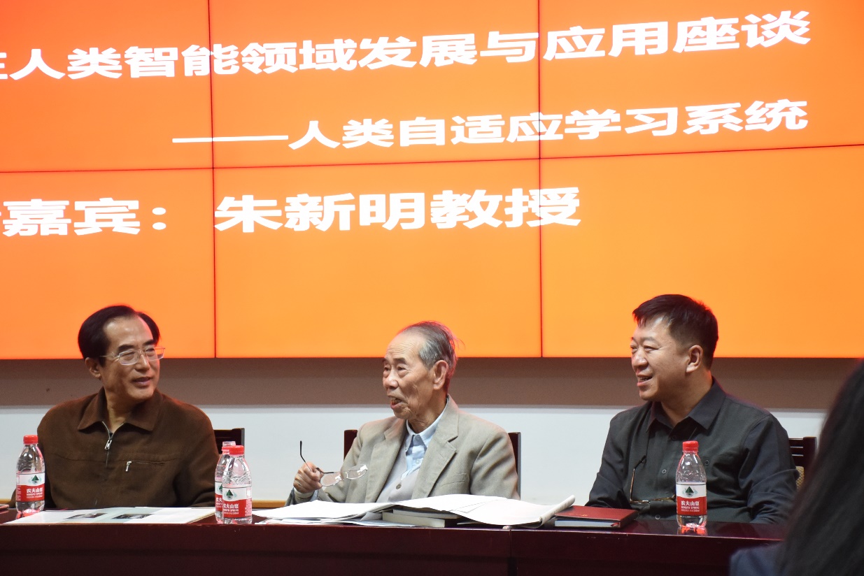 座談會(huì)現(xiàn)場(chǎng)。左為張彥春，中為主講人朱新明，右為曲池。.jpg