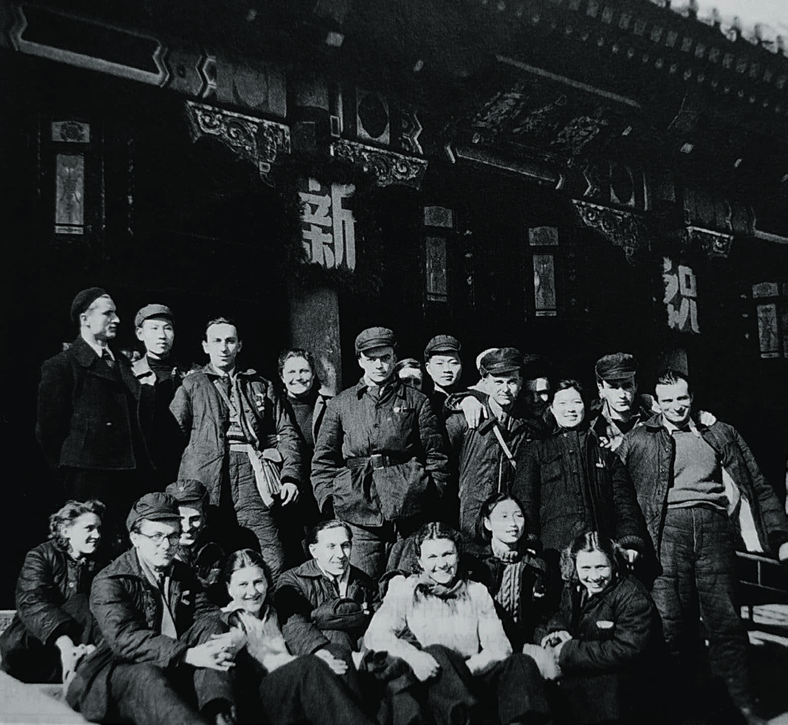 1957年11月17日，毛澤東在莫斯科大學(xué)接見中國留學(xué)生（神州學(xué)人資料圖）.jpg