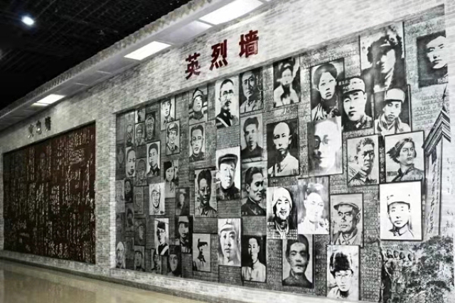這是晉綏邊區(qū)革命紀(jì)念館的英烈墻，總導(dǎo)演第一次采風(fēng)時(shí)被強(qiáng)烈震撼，一定要把這面墻還原到舞臺(tái)上，讓后人深深的緬懷和銘記。演員們到達(dá)后，一致要求先到紀(jì)念館參觀學(xué)習(xí)。.jpg