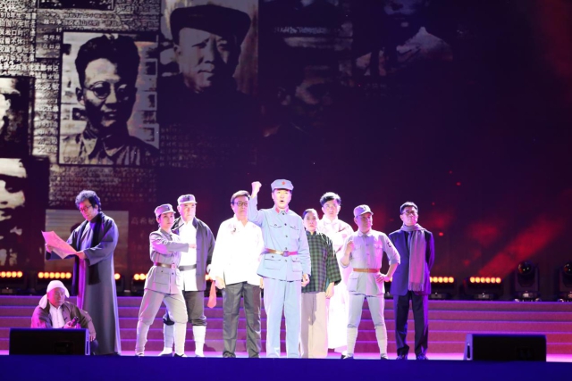 站在烈士們曾經(jīng)以鮮血和生命捍衛(wèi)的土地上，演員們飽含深情和感恩地再現(xiàn)了舞臺(tái)版的朗誦劇《呂梁英雄譜》，向先烈致敬，給后人啟迪。.jpg