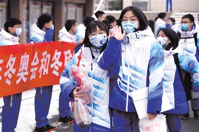 1月23日，在北京交通大學，首批冬奧志愿者準備出發(fā)。當日，北京交通大學首批冬奧志愿者集結(jié)出發(fā)。據(jù)了解，首批80名師生志愿者將在國家體育館開展志愿服務工作。新華社記者 任超 攝.jpg
