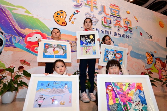 少年兒童迎冬奧——第二屆全國兒童繪畫展”今天在中國婦女兒童博物館開幕。從2022幅作品中精心遴選出的300余幅代表作，分為“我的童年冬奧夢”“靈巧小手畫冬奧”“冰雪迎春喜洋洋”“攜手奮進向未來”四個篇章進行展示。2.jpg