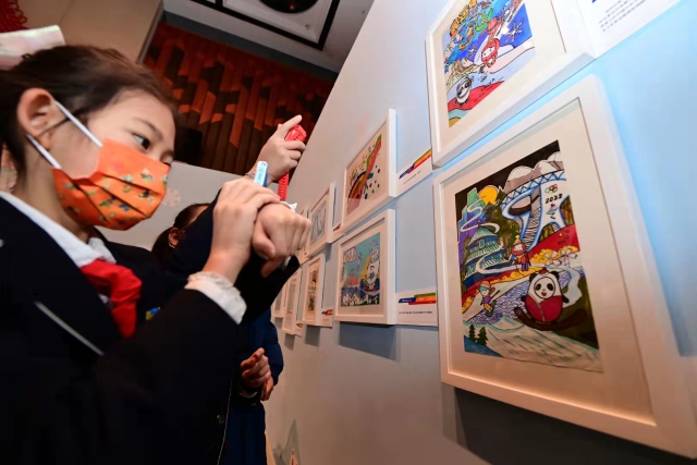 少年兒童迎冬奧——第二屆全國兒童繪畫展”今天在中國婦女兒童博物館開幕。從2022幅作品中精心遴選出的300余幅代表作，分為“我的童年冬奧夢”“靈巧小手畫冬奧”“冰雪迎春喜洋洋”“攜手奮進向未來”四個篇章進行展示。1.jpg