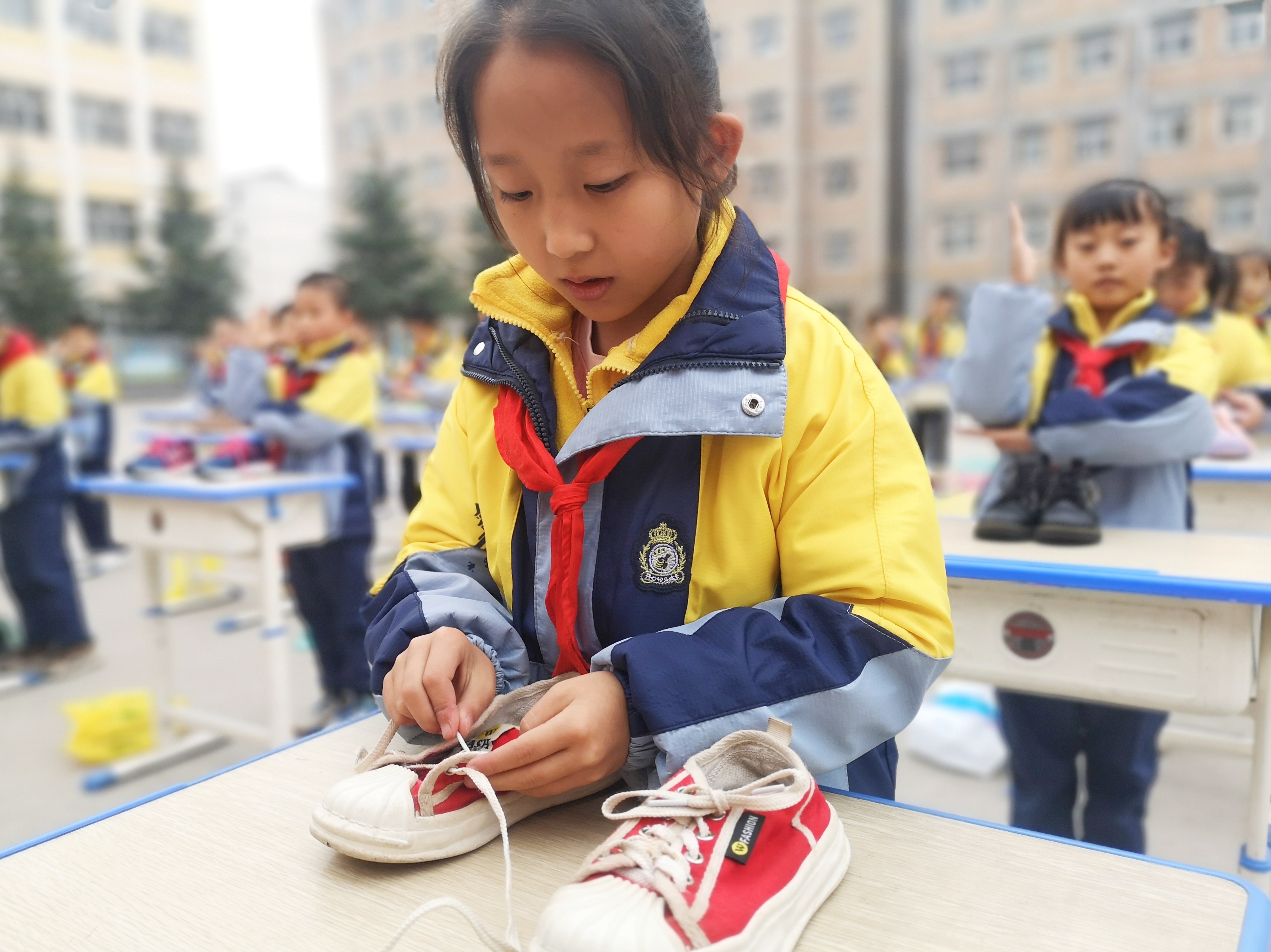 2022年11月8日，甘肅省華亭市實驗小學學生在勞動教育技能展示活動中比賽系鞋帶。.jpeg