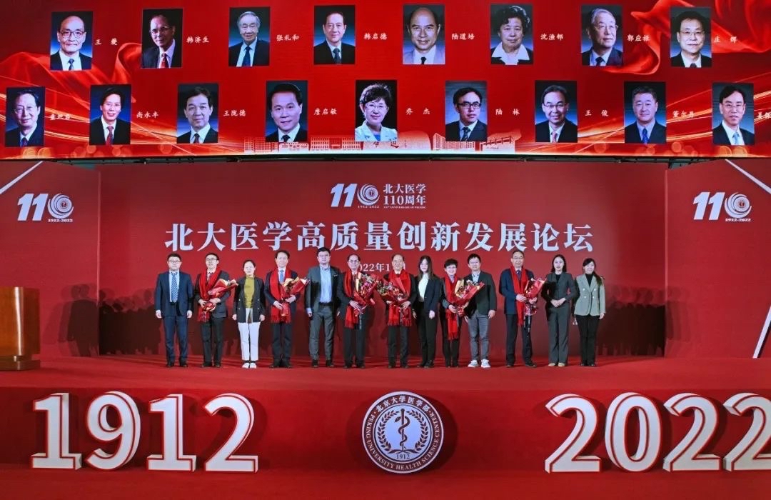 向大先生代表獻花。學校供圖.jpg