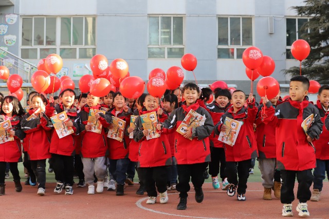 01——2月19日，甘肅省平?jīng)鍪嗅轻紖^(qū)西大街小學教育集團，學生們領取到新課本后在校園里高興地奔跑。.JPG