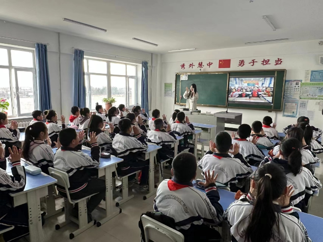 2023年3月，東北林業(yè)大學(xué)2022級(jí)農(nóng)村發(fā)展碩士陳美羽在湯池鎮(zhèn)中心小學(xué)教學(xué)生們手勢(shì)舞.png
