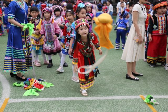 南寧市星湖小學(xué)一、二年級的學(xué)生開展了壯族競技項(xiàng)目“背簍繡球”.JPG