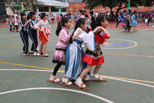 南寧市星湖小學(xué)的三、四年級學(xué)生開展了壯族競技項(xiàng)目“三人板鞋”.JPG