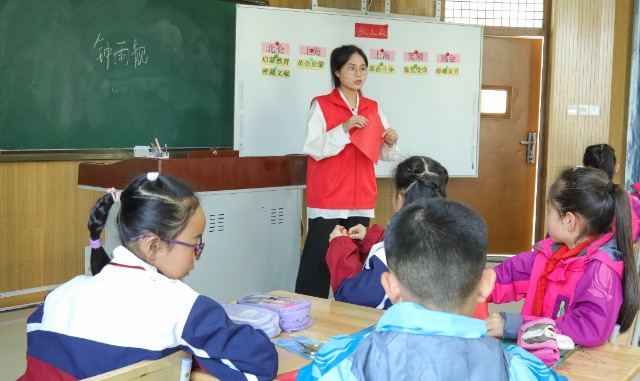 寧波衛(wèi)生職業(yè)技術(shù)學(xué)院“張人亞精神尋訪團”宣講團成員走進惠風書院宣講 學(xué)校供圖.jpg