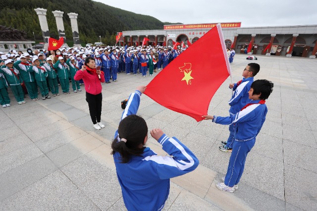 09——5月26日，甘肅省平?jīng)鍪嗅轻紖^(qū)西大街小學(xué)教育集團(tuán)在六盤山紅軍長(zhǎng)征紀(jì)念館舉行少先隊(duì)員入隊(duì)儀式。.JPG