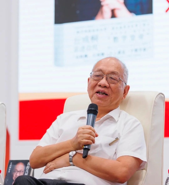 活動(dòng)中的丘成桐先生。學(xué)校供圖.jpg