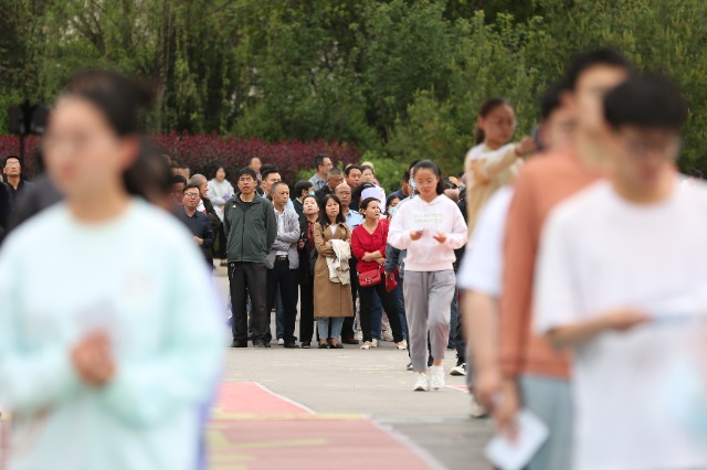 07——6月7日，在甘肅省平?jīng)鍪械谖逯袑W(xué)考點(diǎn)，家長們目送考生進(jìn)入考場。.JPG