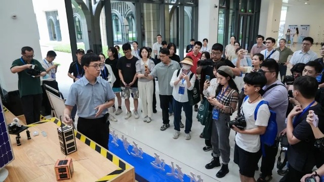 中山大學(xué)深圳校區(qū)航空航天學(xué)院教師介紹學(xué)生立方星項(xiàng)目。學(xué)校供圖.jpg