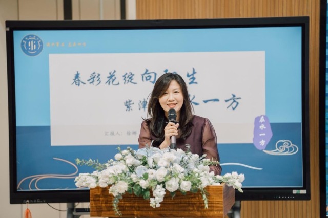 在水一方小學(xué)校長(zhǎng)徐娜做介紹。學(xué)校供圖.jpg