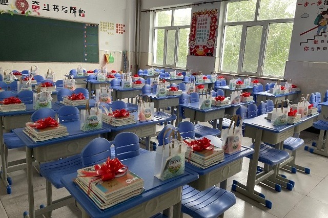 黑龍江五常時(shí)代中學(xué)，煥然一新的教室靜待學(xué)生歸來。梁丹攝.jpg