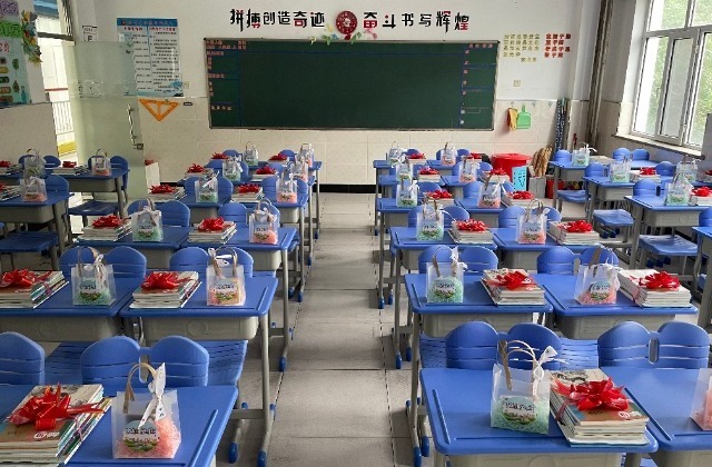 黑龍江五常時(shí)代中學(xué)，煥然一新的教室靜待學(xué)生歸來。梁丹攝.jpg