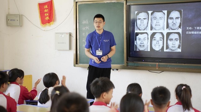暑期實踐團隊在當?shù)剡M行支教。學(xué)校供圖.jpg