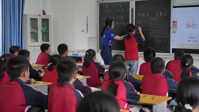 暑期實踐團隊在當?shù)剡M行支教。學(xué)校供圖.jpg