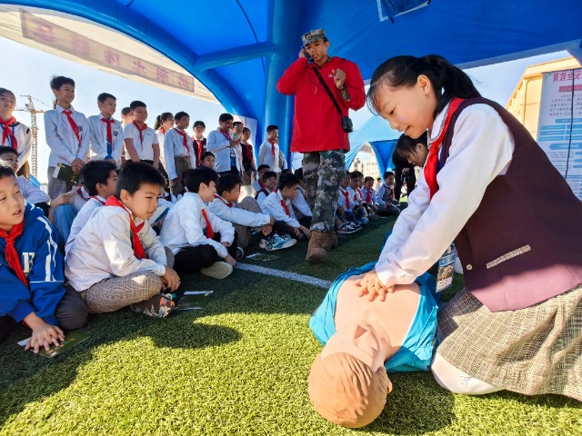 學(xué)生在教官指導(dǎo)下進(jìn)行心肺復(fù)蘇全流程實(shí)踐。.jpg