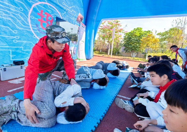 教官向?qū)W生傳授校園安全防踩踏知識(shí)。.jpg