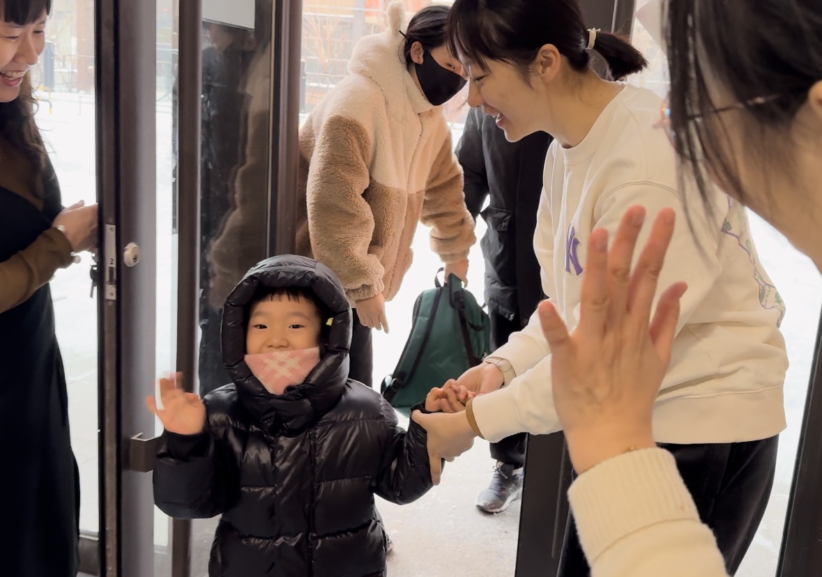 綠園區(qū)第三實(shí)驗(yàn)幼兒園  早晨入園時(shí)，孩子開(kāi)心地和老師打招呼（綠園區(qū)教育局供圖）.jpg
