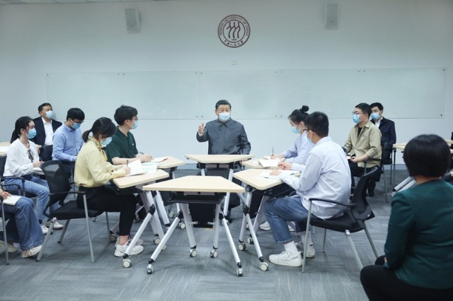 2022年4月25日，習(xí)近平總書(shū)記來(lái)到中國(guó)人民大學(xué)考察調(diào)研。這是總書(shū)記在立德樓觀摩思政課智慧教室現(xiàn)場(chǎng)教學(xué)并參與討論。