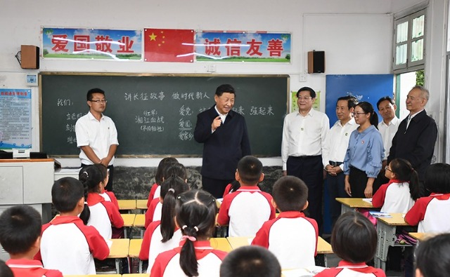 2020年9月16日，習(xí)近平總書(shū)記在湖南省郴州市汝城縣文明瑤族鄉(xiāng)第一片小學(xué)，同正在上思政課的同學(xué)們親切交流。