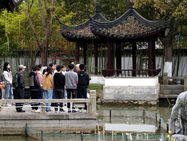 2021年3月30日，在上海交通大學(xué)南蘇園的“微型洱海”旁，孔海南教授為學(xué)生們打造“沉浸式”思政課。