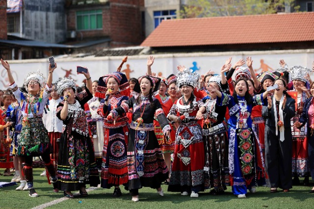 圖1：4月9日，在廣西柳州市融安縣實(shí)驗(yàn)小學(xué)校園，師生們?cè)谶M(jìn)行山歌對(duì)唱。（譚凱興 攝）.JPG