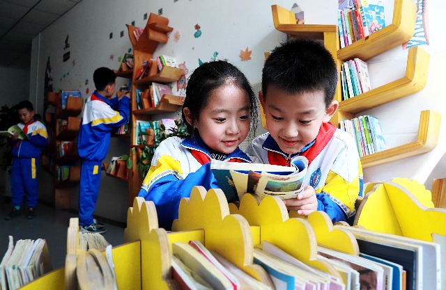 04 臨澤縣城關小學學生在閱讀。趙琳攝.jpg