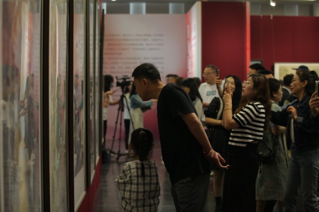 參觀者駐足欣賞中小學美術(shù)教師作品。活動方供圖.jpg