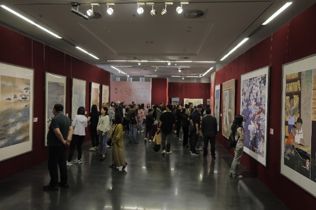 參觀者駐足欣賞中小學美術(shù)教師作品?；顒臃焦﹫D .jpg