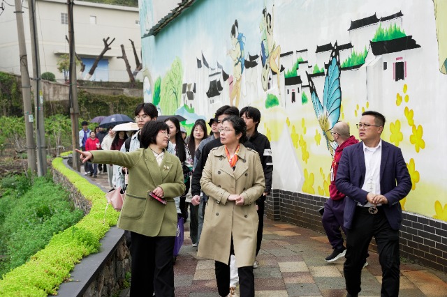 寧波城市職業(yè)技術(shù)學院校長沈萍帶著大學生訪企拓崗 學校供圖.jpg
