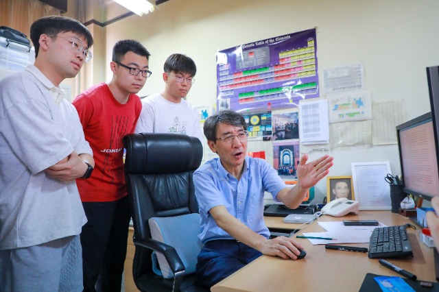 中國科學(xué)院院士、清華大學(xué)教授、南方科技大學(xué)校長薛其坤正在指導(dǎo)學(xué)生開展科學(xué)研究。（南方科技大學(xué)供圖）.jpg