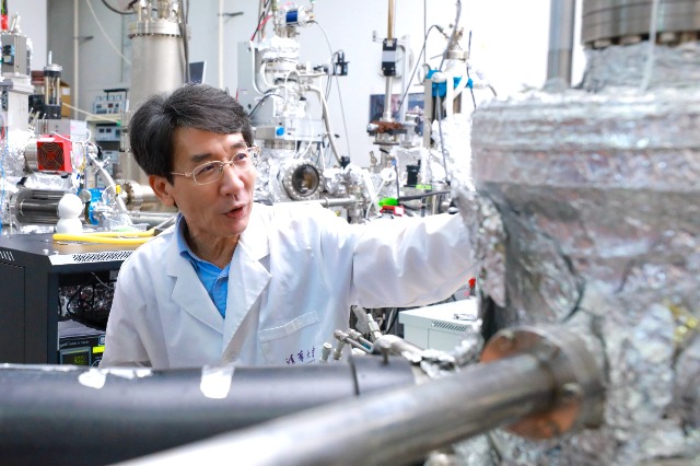 中國科學(xué)院院士、清華大學(xué)教授、南方科技大學(xué)校長薛其坤正在開展科學(xué)研究。（南方科技大學(xué)供圖）.jpg