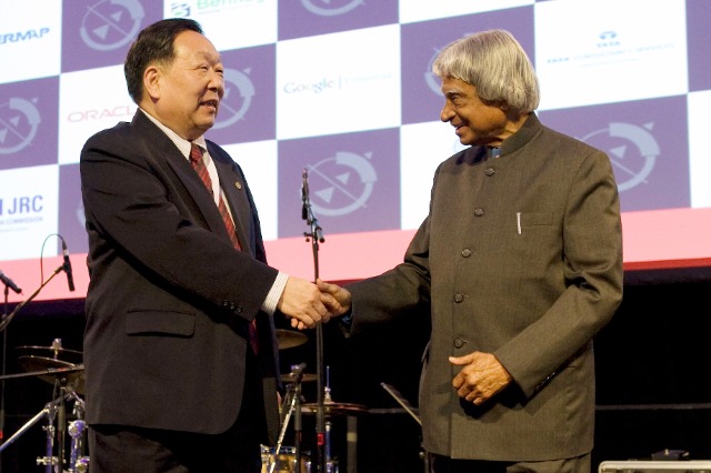 2012年4月14日，國際地球空間信息科學大會授予武漢大學“World Leadership”獎，李德仁接受頒獎嘉賓印度前總統(tǒng)頒獎.jpg