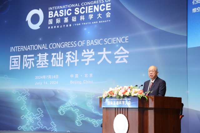 丘成桐先生致辭。學校供圖.jpg