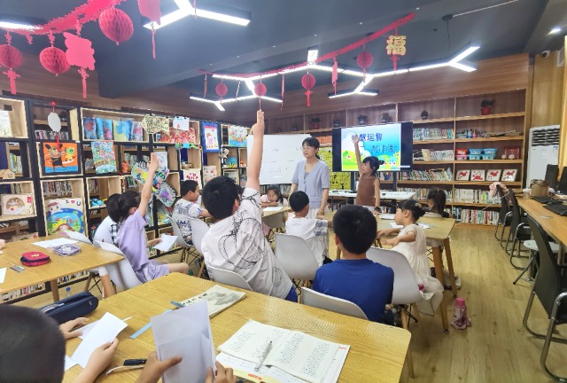 7月16日，姜堰區(qū)三水街道關(guān)工委陳莊社區(qū)校外輔導(dǎo)站開辦的《智慧運(yùn)算一一感受別樣的數(shù)學(xué)》得到孩子們的青睞。（拍攝者：泰州市姜堰區(qū)關(guān)工委 全玉英）.jpg