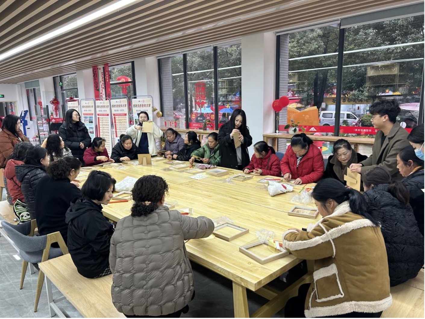 居民體驗(yàn)非遺竹編。西南財(cái)經(jīng)大學(xué)天府學(xué)院供圖.jpg