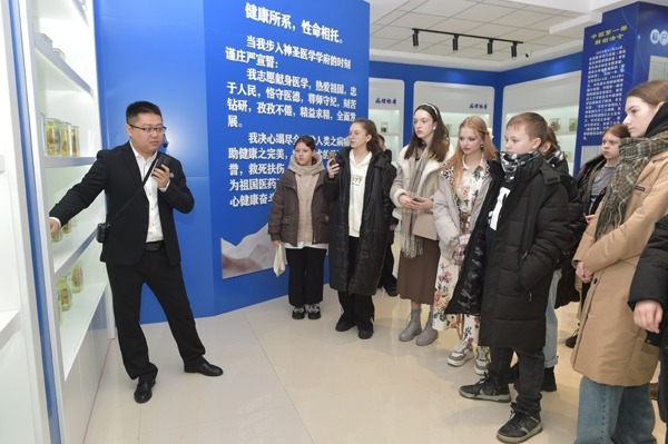 來訪師生參觀生命科學(xué)館。學(xué)校供圖。.jpg