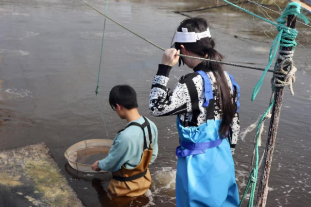 浙大寧波理工學(xué)院“智漁未來(lái)”AI無(wú)人養(yǎng)殖團(tuán)隊(duì)成員赴養(yǎng)殖基地開展實(shí)地試驗(yàn) 學(xué)校供圖.png