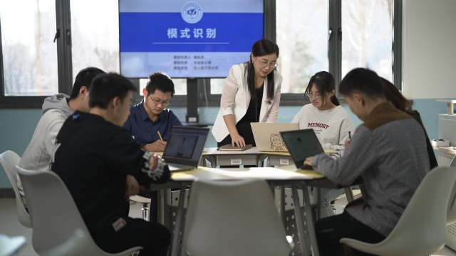 謝鳳英指導(dǎo)學(xué)生。資料圖片.jpg