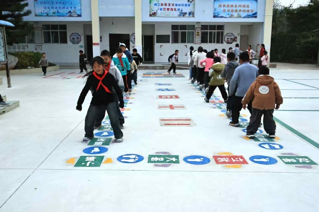 和平小學(xué)學(xué)生開(kāi)展地面游戲.jpg