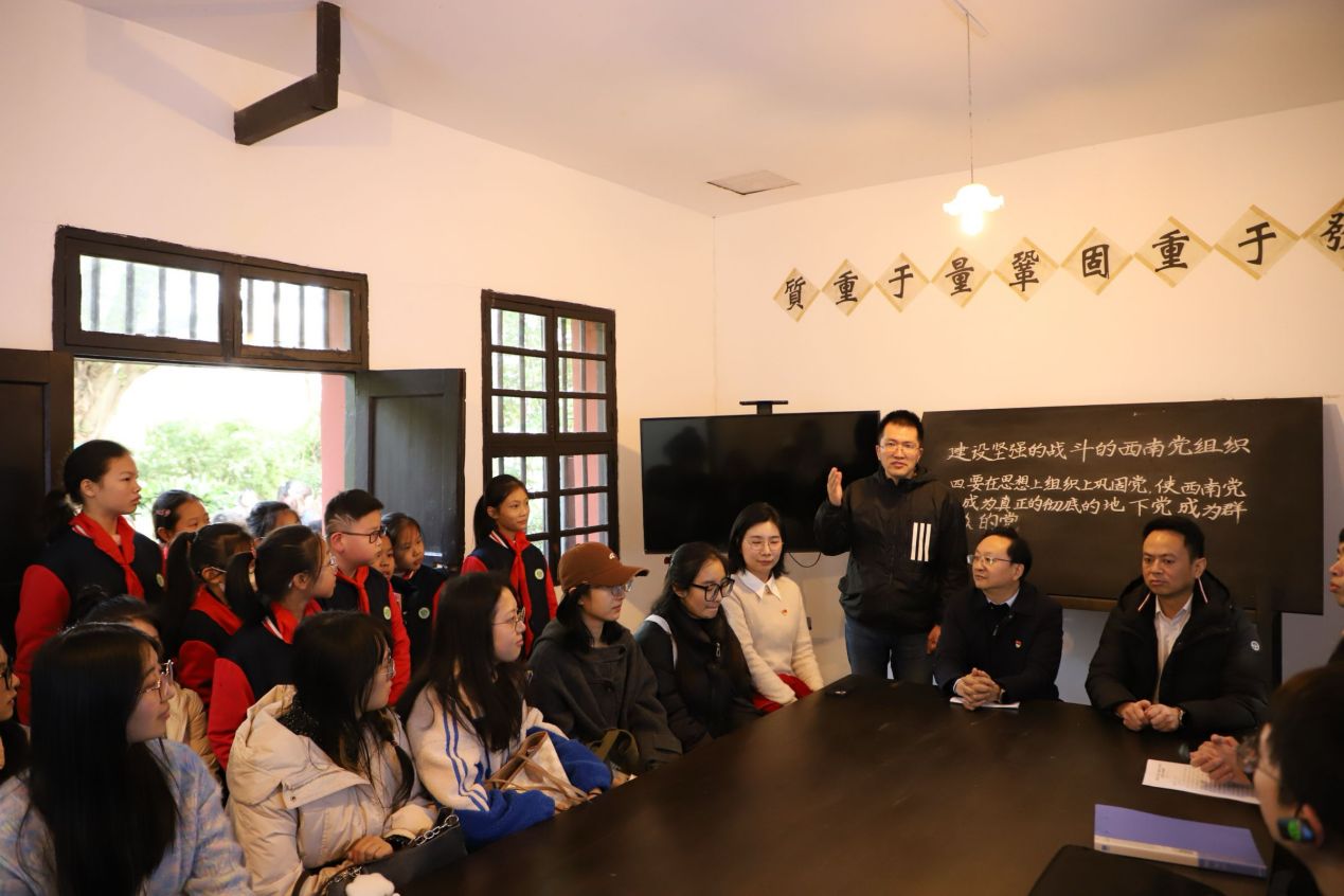 共同體成員單位師生代表在紅巖革命歷史博物館舉行第三屆紅巖文化活動(dòng)月啟動(dòng)儀式