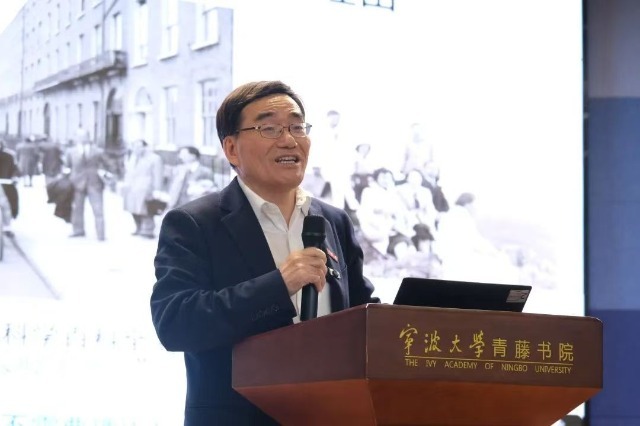 寧波大學(xué)校長、中國科學(xué)院院士蔡榮根講述科學(xué)家精神 寧波市教育局供圖.jpg