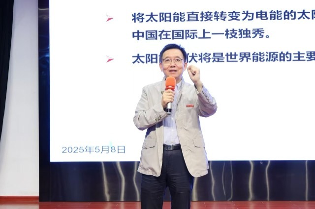 中國科學(xué)院院士、浙大寧波理工學(xué)院校長楊德仁介紹光伏技術(shù)相關(guān)知識 寧波市教育局供圖.jpg