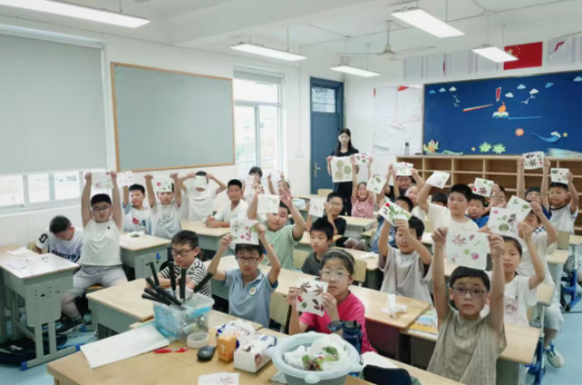 寧波衛(wèi)生職院實踐團帶領越溪小學學生開展植物拓印 學校供圖.png